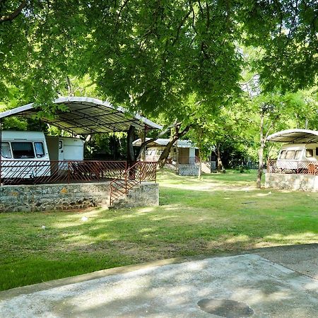 Malwathu Oya Caravan Park Bed & Breakfast Anuradhapura Exterior photo