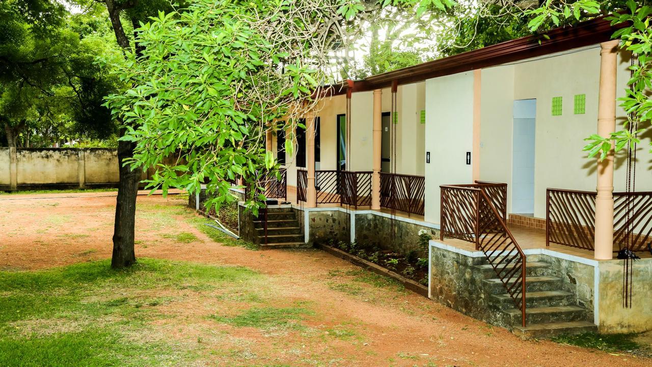 Malwathu Oya Caravan Park Bed & Breakfast Anuradhapura Exterior photo