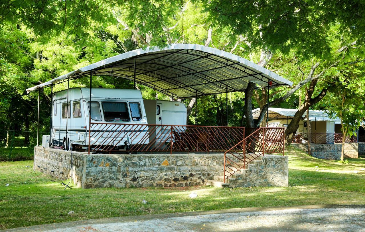 Malwathu Oya Caravan Park Bed & Breakfast Anuradhapura Exterior photo