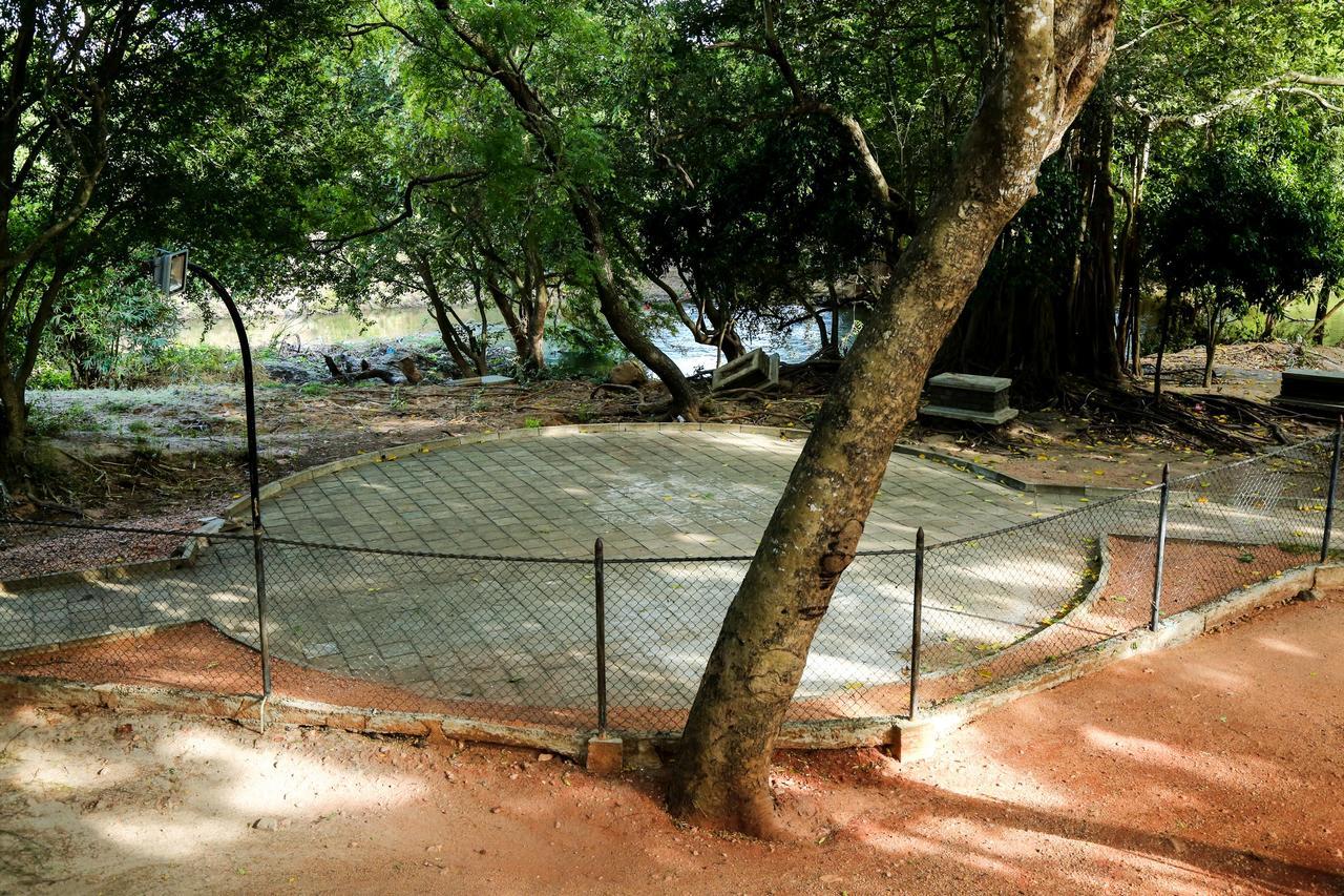 Malwathu Oya Caravan Park Bed & Breakfast Anuradhapura Exterior photo