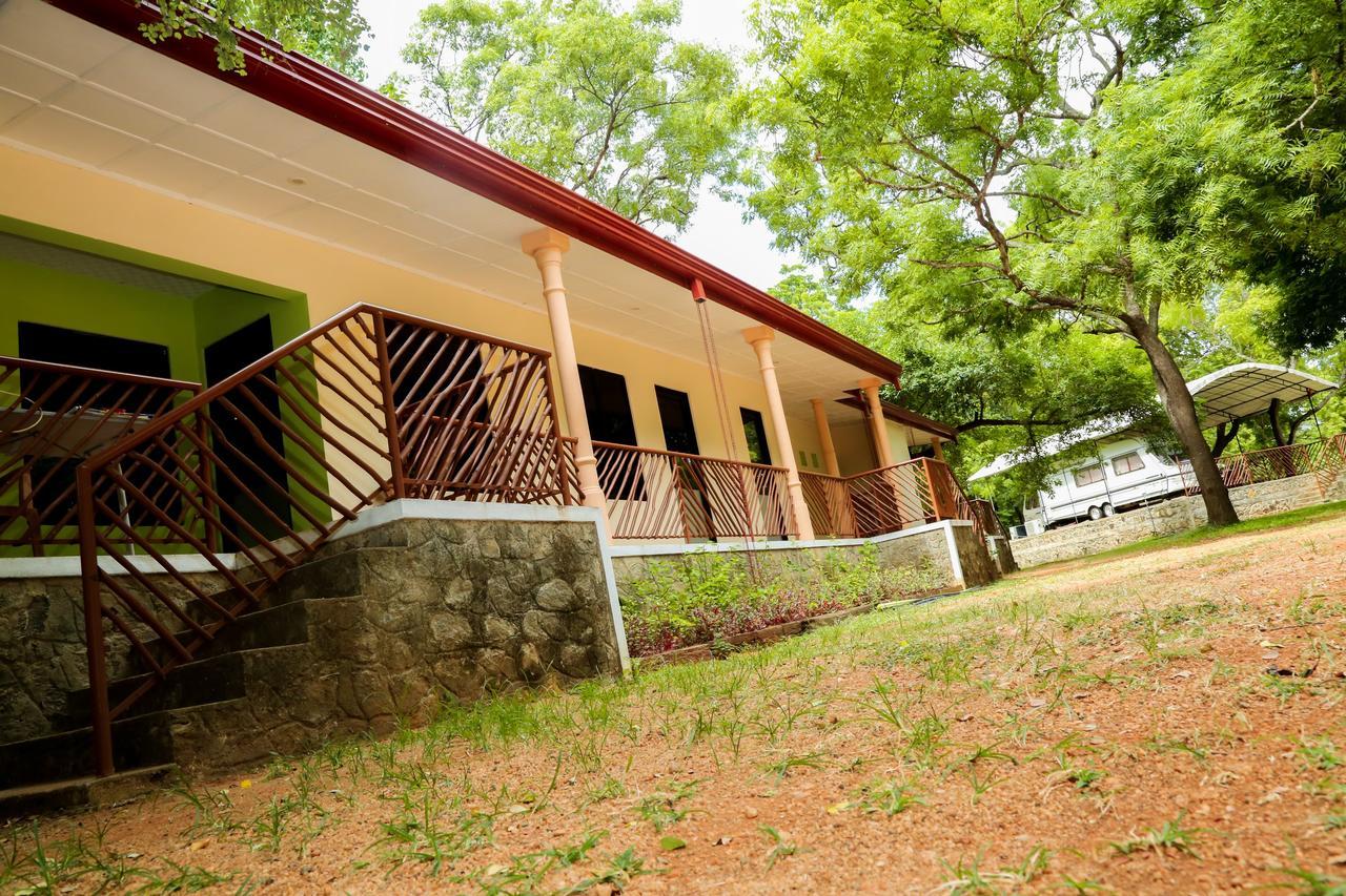 Malwathu Oya Caravan Park Bed & Breakfast Anuradhapura Exterior photo