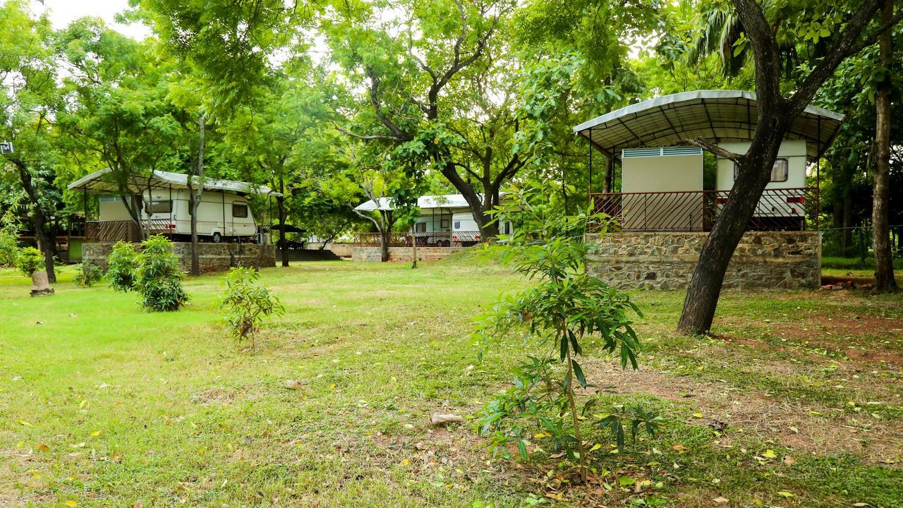 Malwathu Oya Caravan Park Bed & Breakfast Anuradhapura Exterior photo