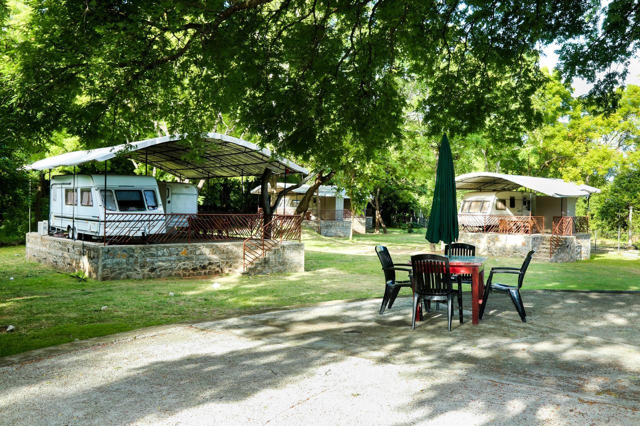 Malwathu Oya Caravan Park Bed & Breakfast Anuradhapura Exterior photo